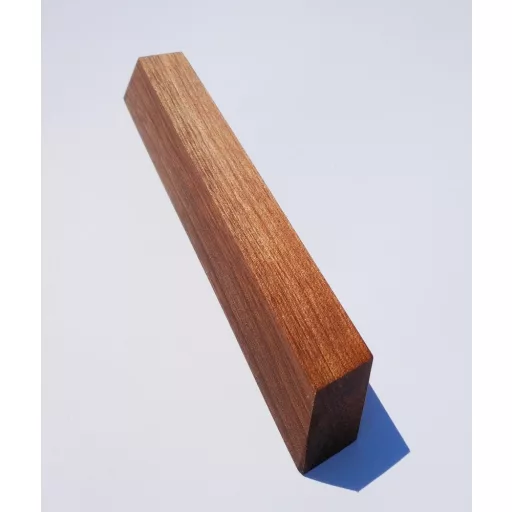 Möbelgriff aus geöltem Nussbaum-Massivholz