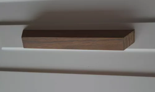 Möbelgriff aus geöltem Nussbaum-Massivholz