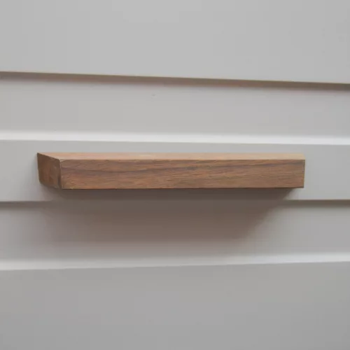 Möbelgriff aus geöltem Nussbaum-Massivholz