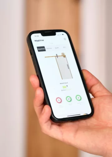 WooDrive E in Nussbaumfarbe, automatisches Schiebetürsystem