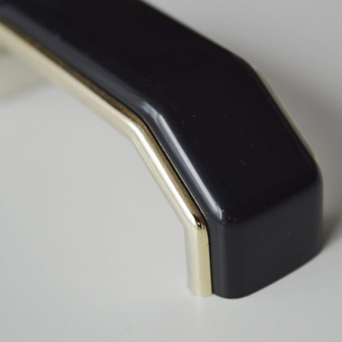 10 db MŰANYAG, arany - fekete bútorfogantyú, 64 mm furattáv