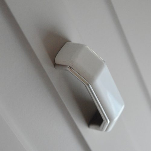 10 db Műanyag, ezüst-fehér bútorfogantyú, 64 mm furattáv, 2. oszt