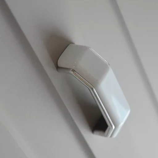 Kunststoff, silber-weißer Möbelgriff, 64 mm Bohrung, 2. Klasse