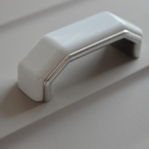 10 db Műanyag, ezüst-fehér bútorfogantyú, 64 mm furattáv, 2. oszt