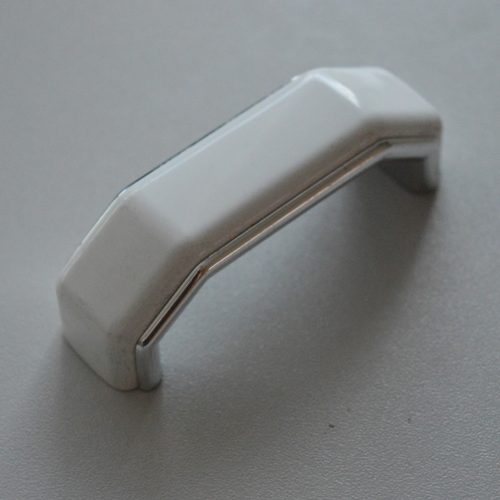 10 db Műanyag, ezüst-fehér bútorfogantyú, 64 mm furattáv, 2. oszt