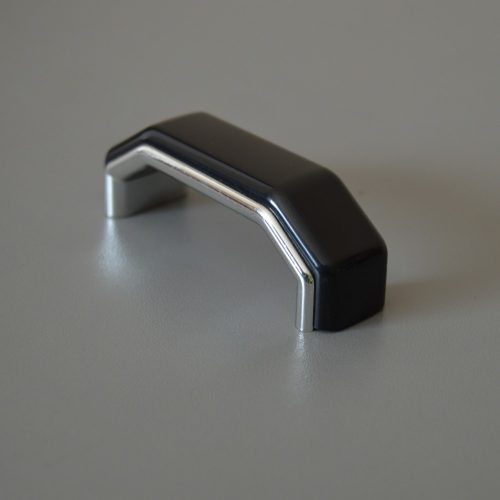 MŰANYAG, ezüst - fekete bútorfogantyú, 64 mm furattáv
