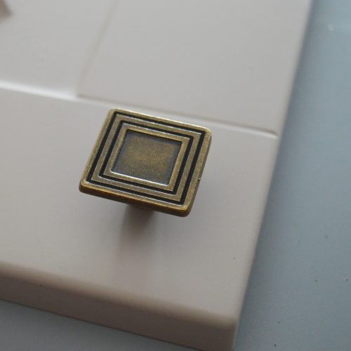 Z038_30_AN Metall-Möbelknopf, antik bronzefarben, quadratisch