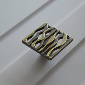 Z242 Quadratischer Metall-Möbelknopf, antike Bronze