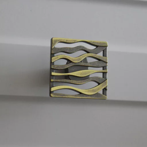 Z242 Quadratischer Metall-Möbelknopf, antike Bronze