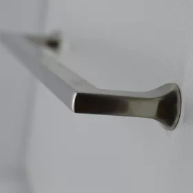   Z273 Csiszolt nikkel színű fém bútorfogantyú, 160 mm furattávval