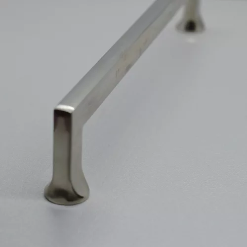 Möbelgriff aus Metall, gebürstet und nickelfarbig, Bohrung 160 mm