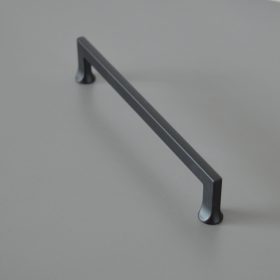   Z273 Matt fekete színű fém bútorfogantyú, 160 mm furattávval