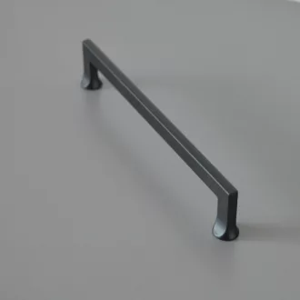 Mattschwarzer Metall-Möbelgriff mit 160 mm BA