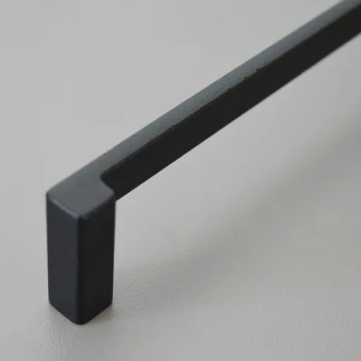 Schwarzer Metall-Möbelgriff mit 160 mm Lochabstand