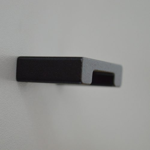 Schwarzer Metall-Möbelgriff mit 32 mm Lochabstand