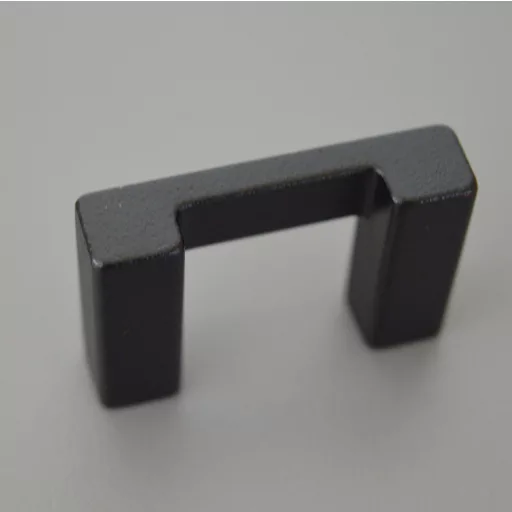 Schwarzer Metall-Möbelgriff mit 32 mm Lochabstand