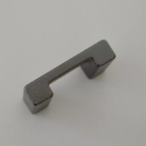 Schwarzer Metall-Möbelgriff mit 32 mm Lochabstand