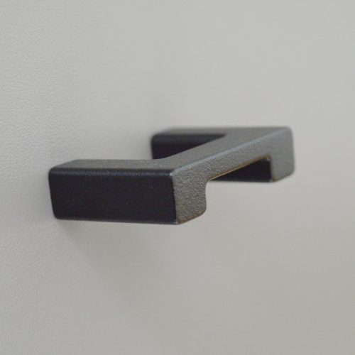 Z306_64 Fekete, struktúrált felületű, fém bútorfogantyú, 64 mm furattávval