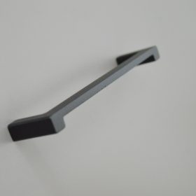   Z306_96 Fekete, struktúrált felületű, fém bútorfogantyú, 96 mm furattávval